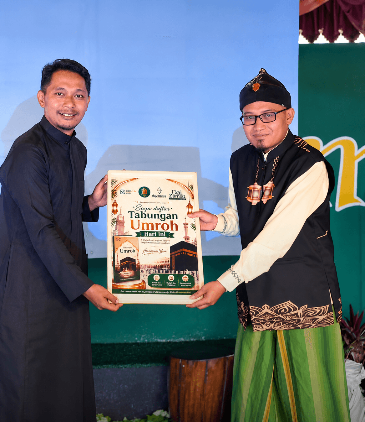 Dua perwakilan menunjukkan poster peluncuran Program Tabungan Umroh Mandala 525
