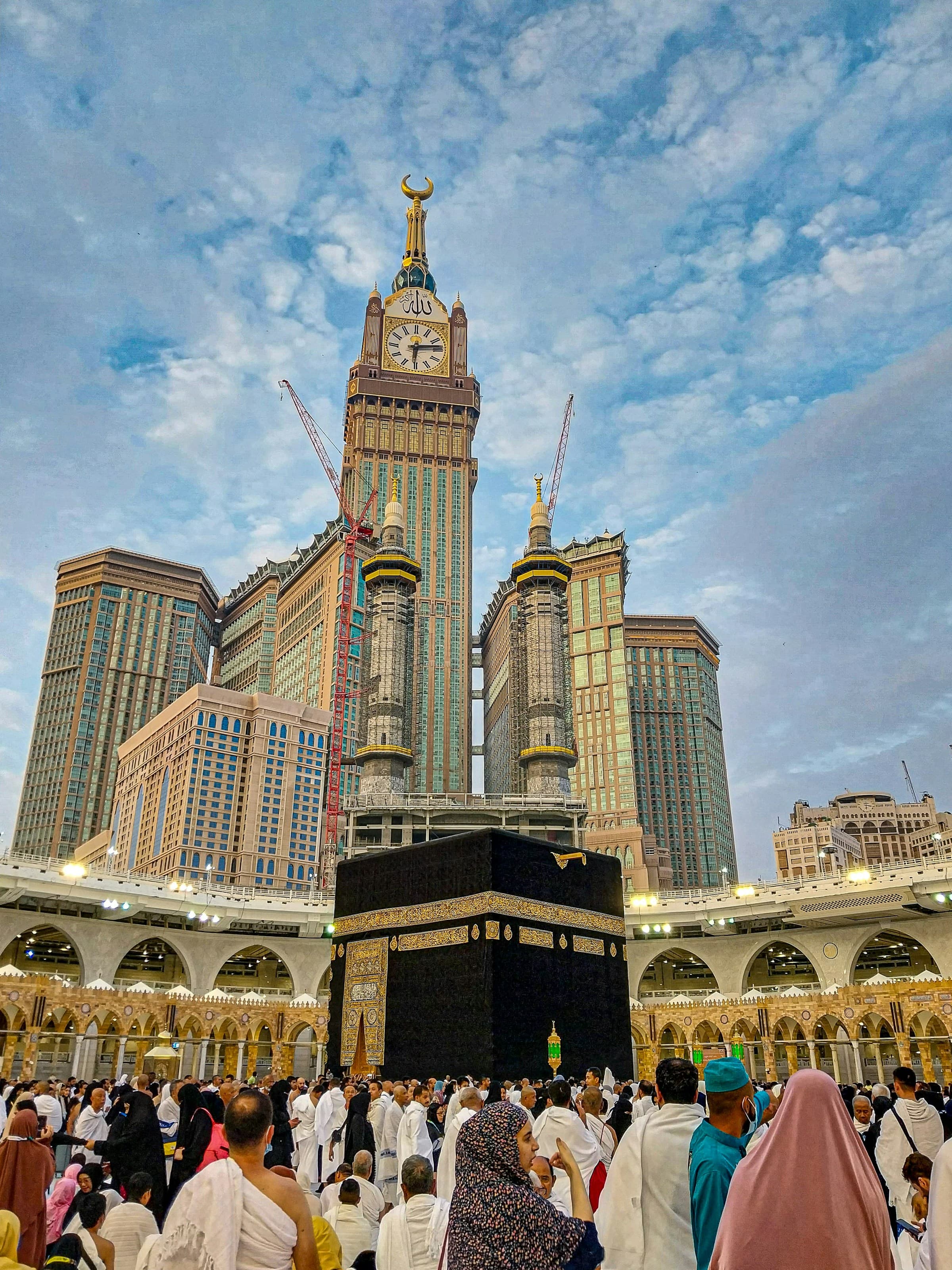 Ka’bah dengan kiswah hitam dan emas di Masjidil Haram