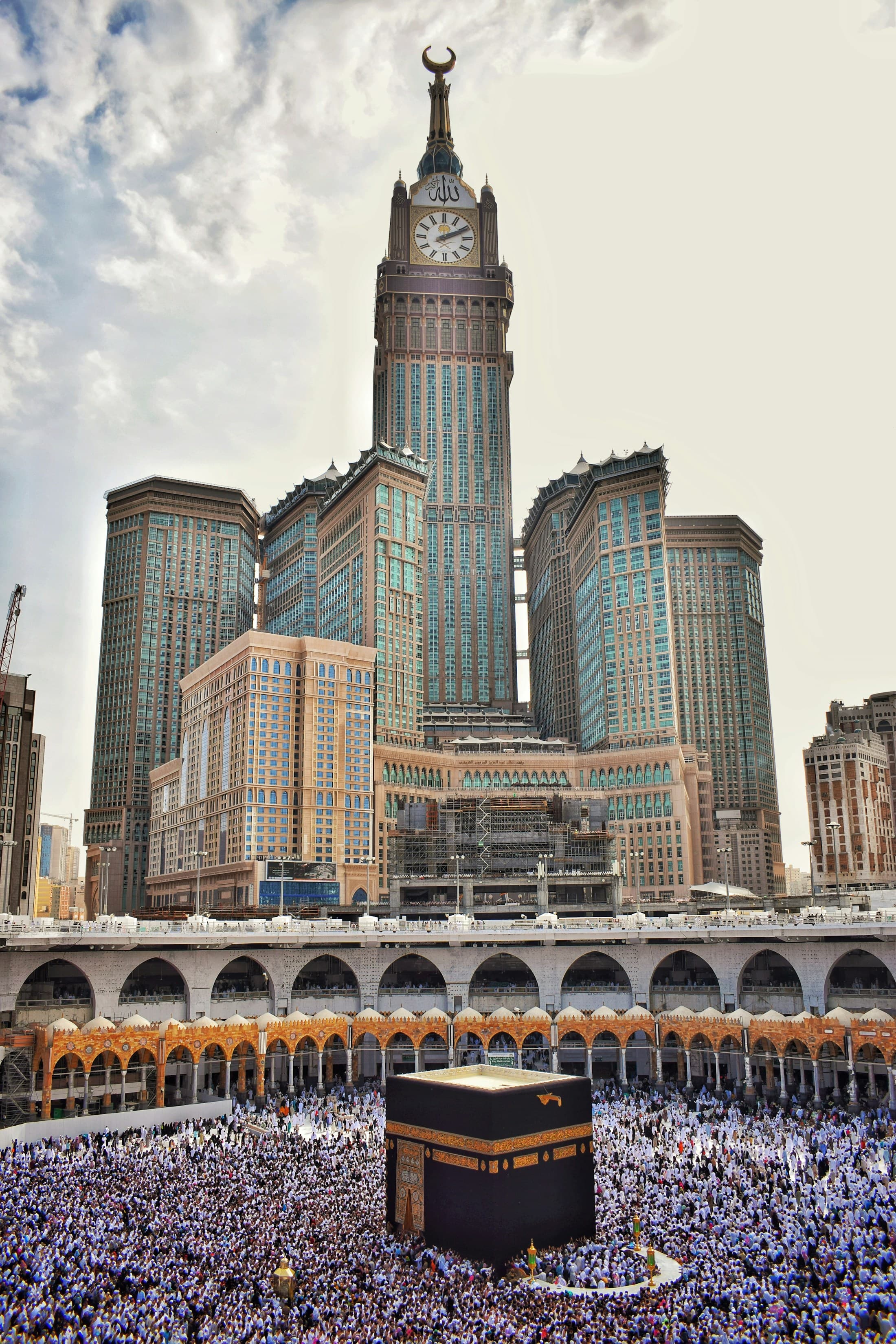 Ka’bah dan menara jam Makkah
