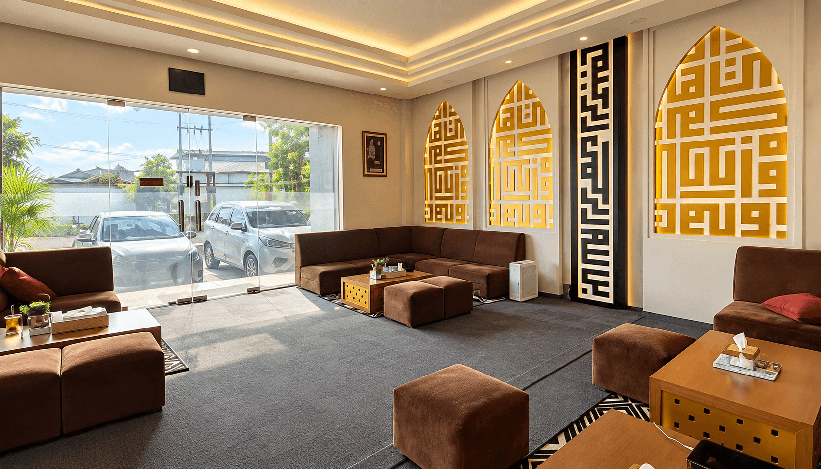 Ruang penerimaan Mandala 525 dengan sofa dan ornamen dinding